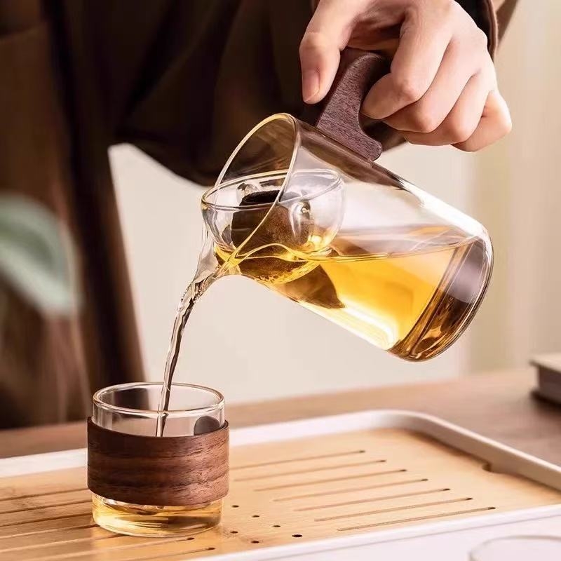 Carafă de ceai din sticlă borosilicată, cu mâner lateral din lemn de piersic și filtru integrat pentru prepararea ceaiului acasă