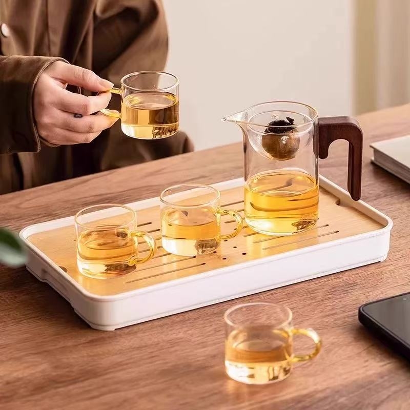 Carafă de ceai din sticlă borosilicată, cu mâner lateral din lemn de piersic și filtru integrat pentru prepararea ceaiului acasă