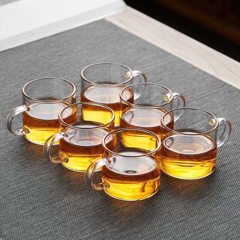 Carafă de ceai din sticlă borosilicată, cu mâner lateral din lemn de piersic și filtru integrat pentru prepararea ceaiului acasă