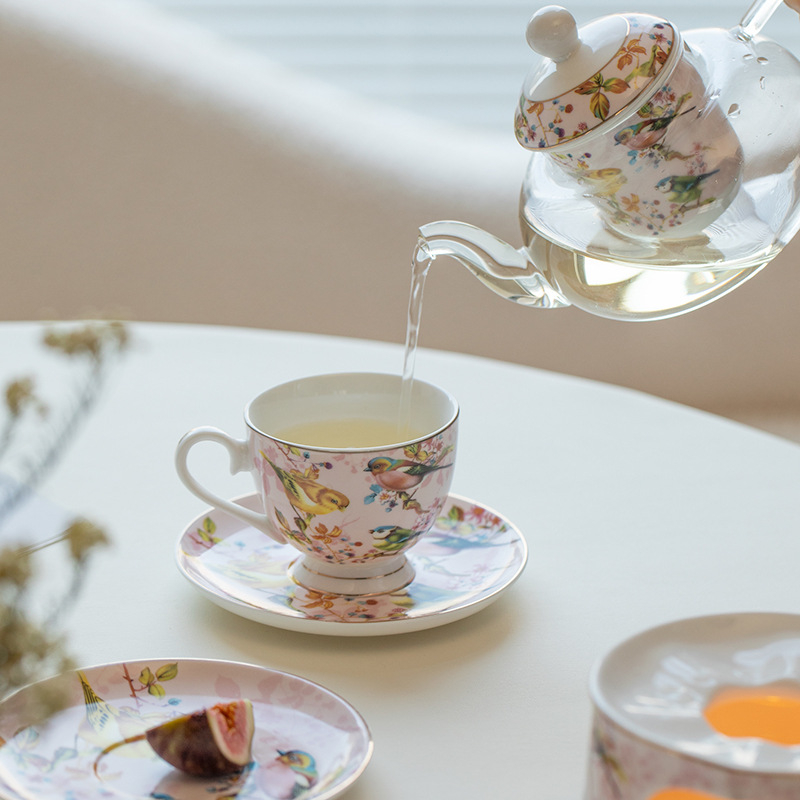 Set de ceai în stil britanic, cu pasăre roză și ceainic floral; încălzire cu lumânare pentru ceai de fructe