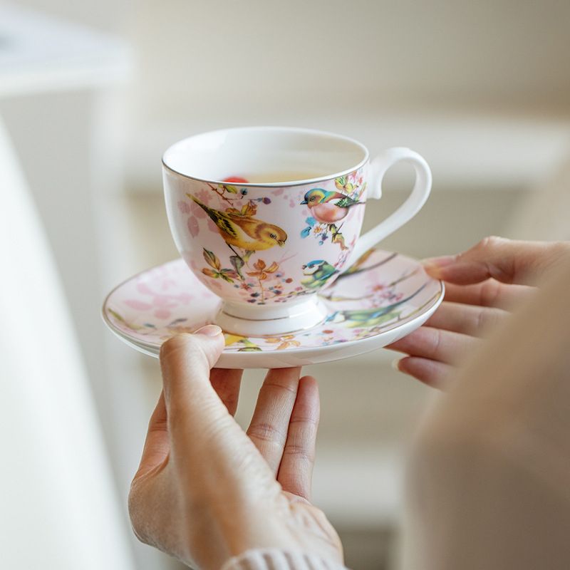Set de ceai în stil britanic, cu pasăre roză și ceainic floral; încălzire cu lumânare pentru ceai de fructe