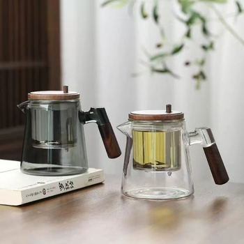Ceainic din sticlă borosilikat, rezistent la temperaturi înalte, cu sistem de separare ceai-apă printr-un singur buton, design modern minimalist