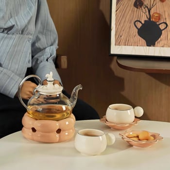 Set elegant de ceai pentru după-amiază, ceainic ceramic și cești pentru ospitalitatea acasă