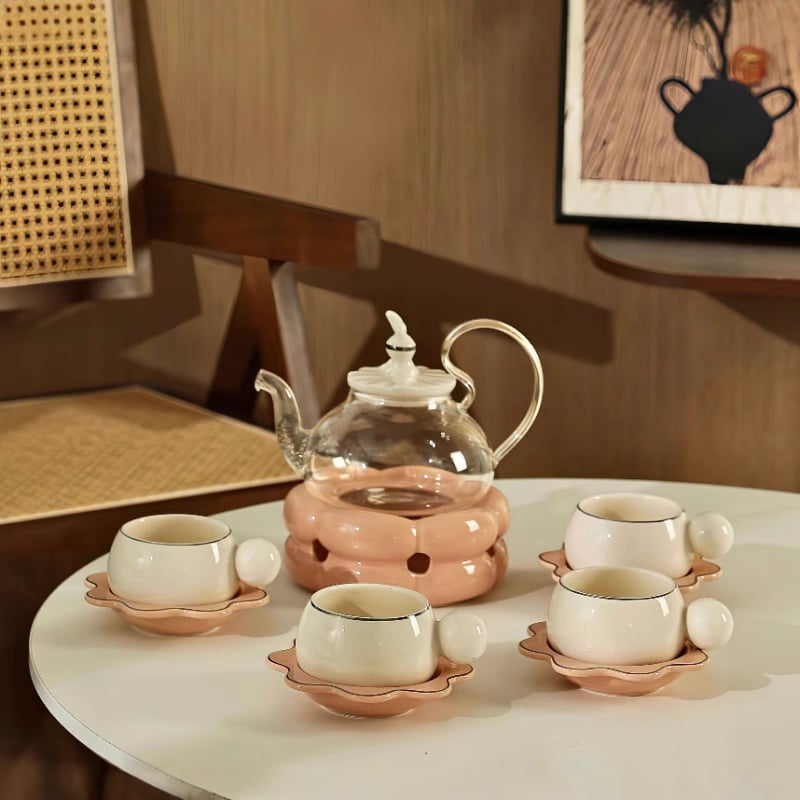Set elegant de ceai pentru după-amiază, ceainic ceramic și cești pentru ospitalitatea acasă