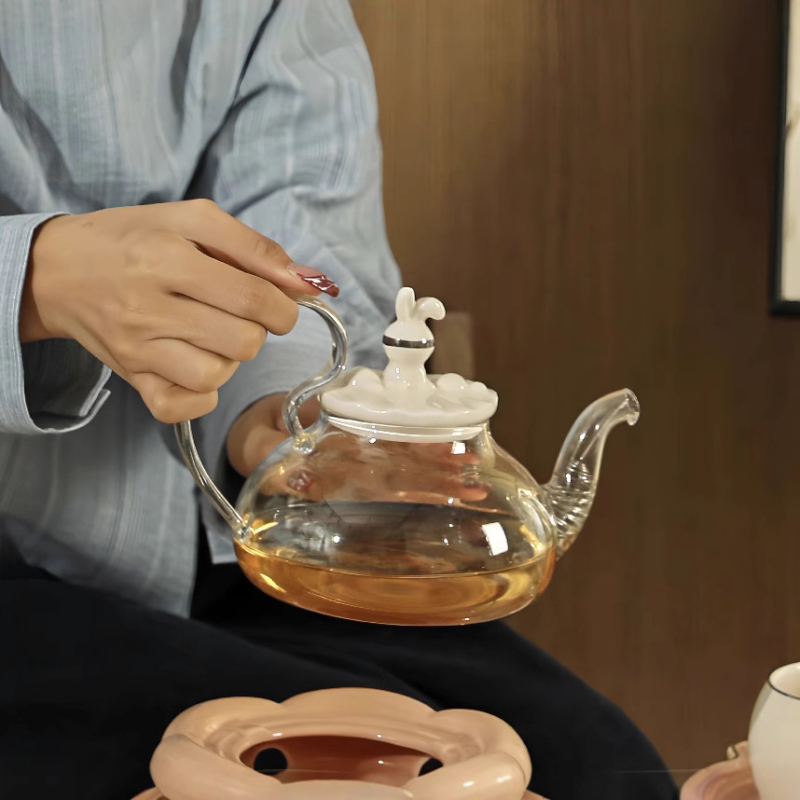 Set elegant de ceai pentru după-amiază, ceainic ceramic și cești pentru ospitalitatea acasă