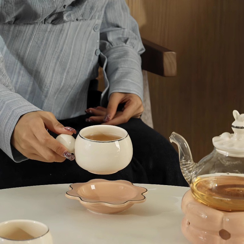 Set elegant de ceai pentru după-amiază, ceainic ceramic și cești pentru ospitalitatea acasă