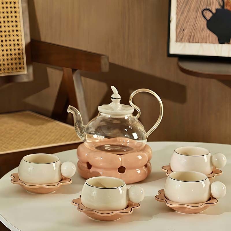 Set elegant de ceai pentru după-amiază, ceainic ceramic și cești pentru ospitalitatea acasă
