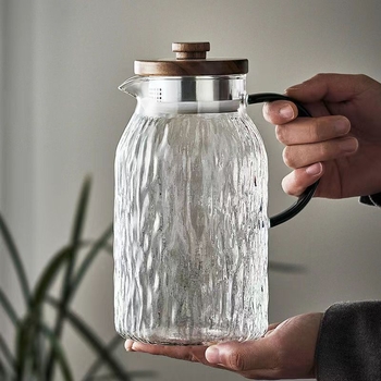 Sticlă de apă din sticlă cu textură ciocan, pentru sucuri, băuturi și ceai cu flori; design modern minimalist.