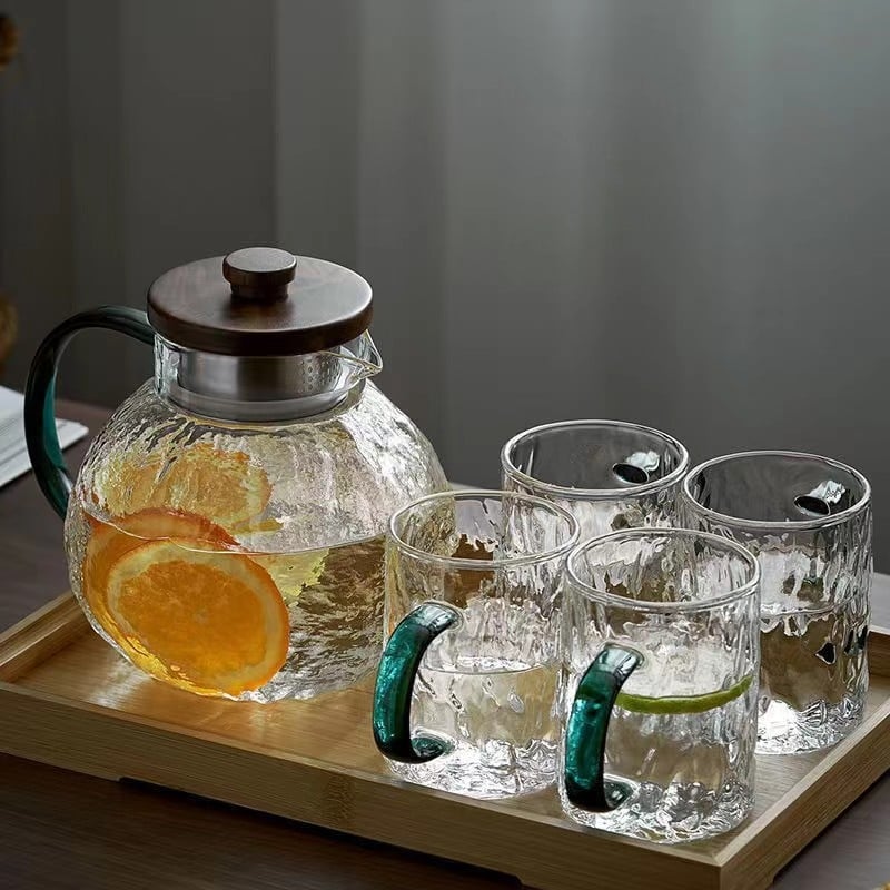 Sticlă de apă din sticlă cu textură ciocan, pentru sucuri, băuturi și ceai cu flori; design modern minimalist.
