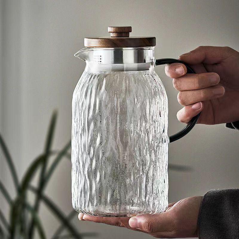 Sticlă de apă din sticlă cu textură ciocan, pentru sucuri, băuturi și ceai cu flori; design modern minimalist.