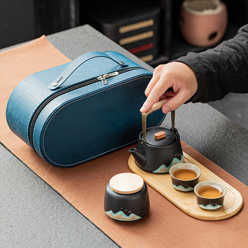 Set portabil de ceai ceramic pentru călătorii — un ceainic și două cești