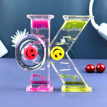 Ornament de birou din acrilic cu o caricatură, clepsidră cu lichid și design cu picături de apă – decor creativ pentru sărbători și zile de naștere