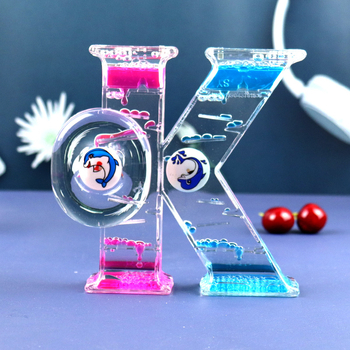 Ornament de birou din acrilic cu o caricatură, clepsidră cu lichid și design cu picături de apă – decor creativ pentru sărbători și zile de naștere