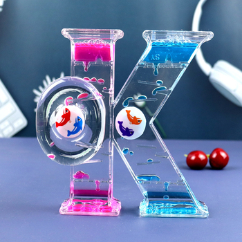 Ornament de birou din acrilic cu o caricatură, clepsidră cu lichid și design cu picături de apă – decor creativ pentru sărbători și zile de naștere
