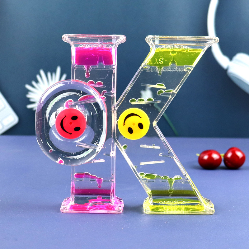 Ornament de birou din acrilic cu o caricatură, clepsidră cu lichid și design cu picături de apă – decor creativ pentru sărbători și zile de naștere