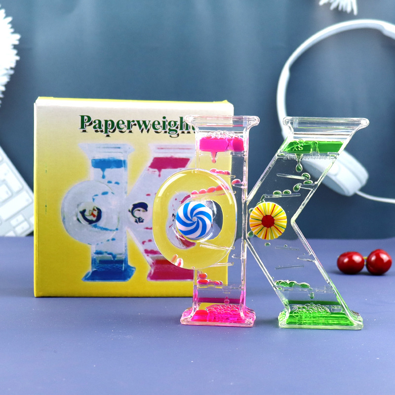 Ornament de birou din acrilic cu o caricatură, clepsidră cu lichid și design cu picături de apă – decor creativ pentru sărbători și zile de naștere