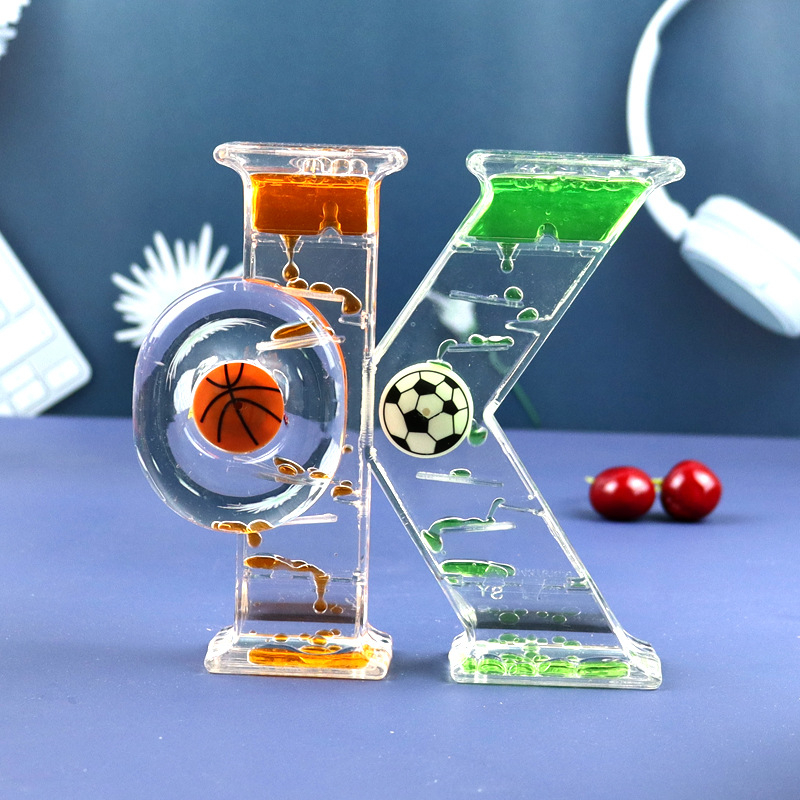 Ornament de birou din acrilic cu o caricatură, clepsidră cu lichid și design cu picături de apă – decor creativ pentru sărbători și zile de naștere