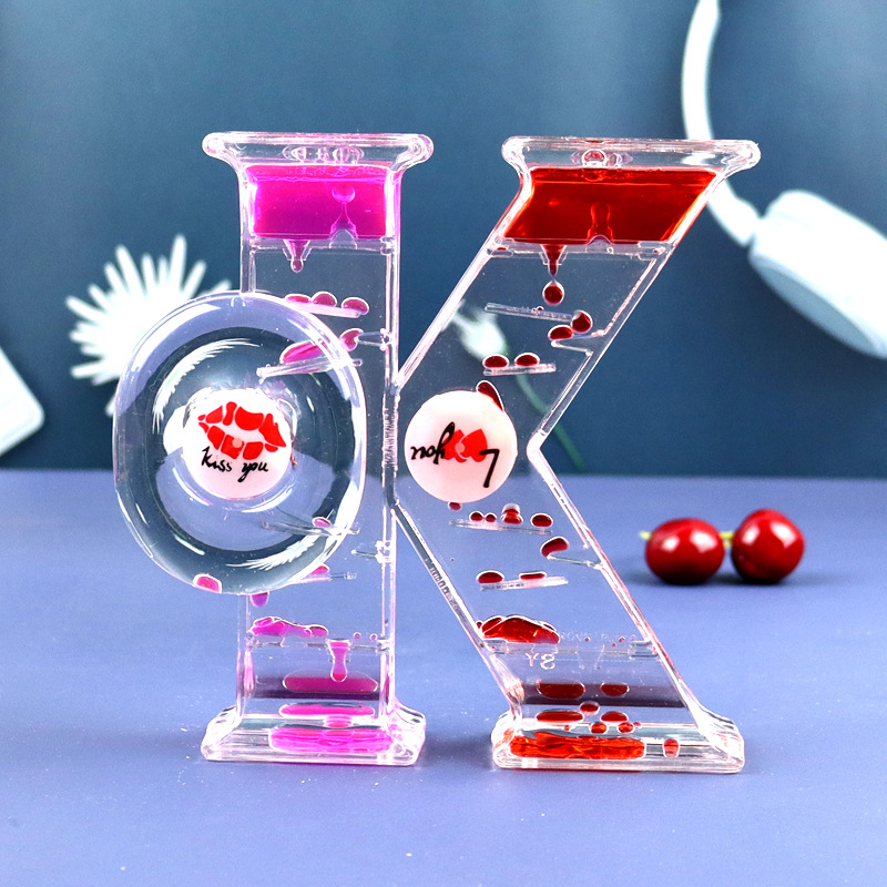 Ornament de birou din acrilic cu o caricatură, clepsidră cu lichid și design cu picături de apă – decor creativ pentru sărbători și zile de naștere