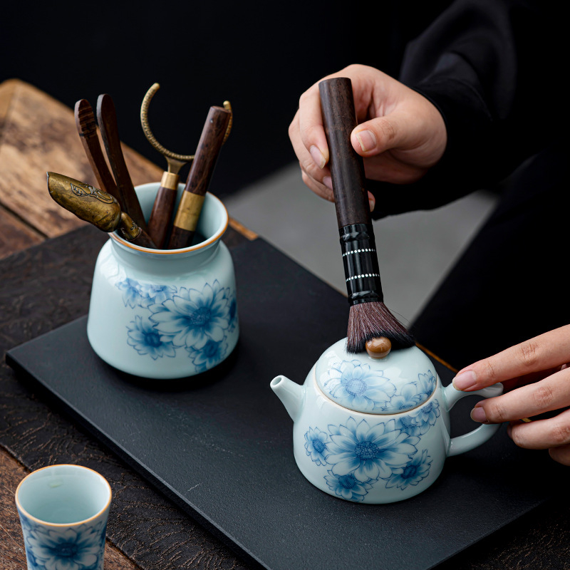 Set ceramic pentru ceremonia ceaiului cu șase domni, decor albastru-alb pictat manual, stil Zen vintage, include cuțitul pentru ceai și perie de întreținere a ceainicului, mic