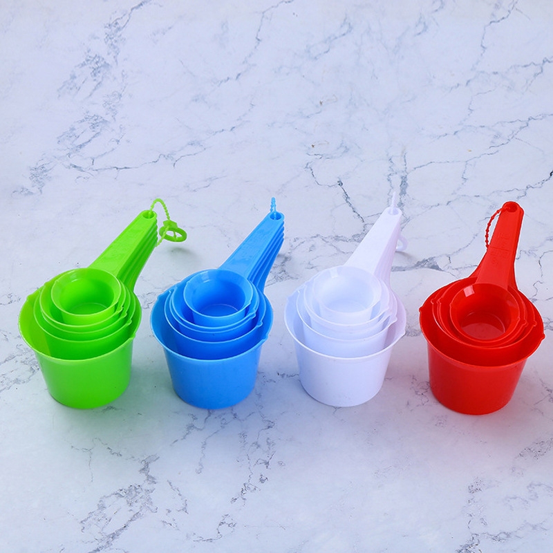 Set de 11 linguri măsurătoare din plastic alb cu scară, include linguri pentru supă, lingurițe, linguri pentru condimente și linguri pentru coacere