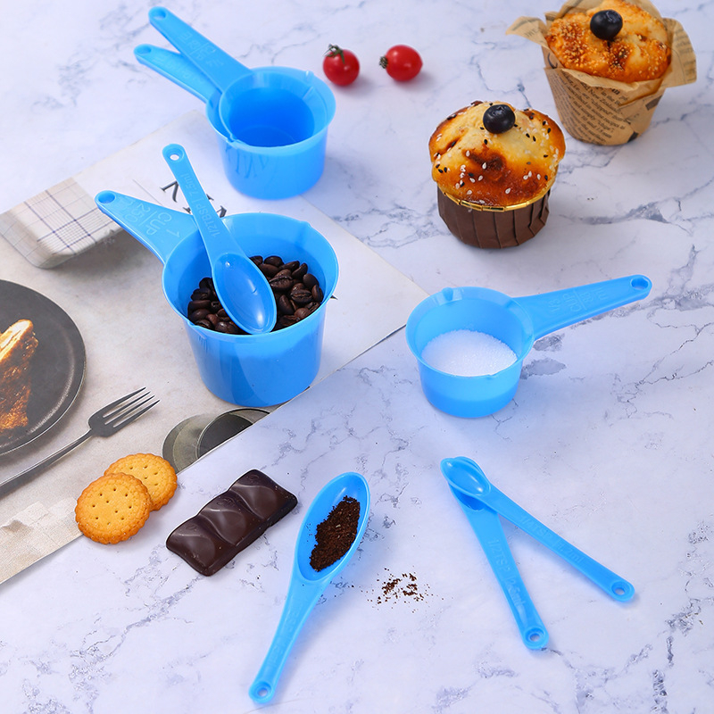 Set de 11 linguri măsurătoare din plastic alb cu scară, include linguri pentru supă, lingurițe, linguri pentru condimente și linguri pentru coacere