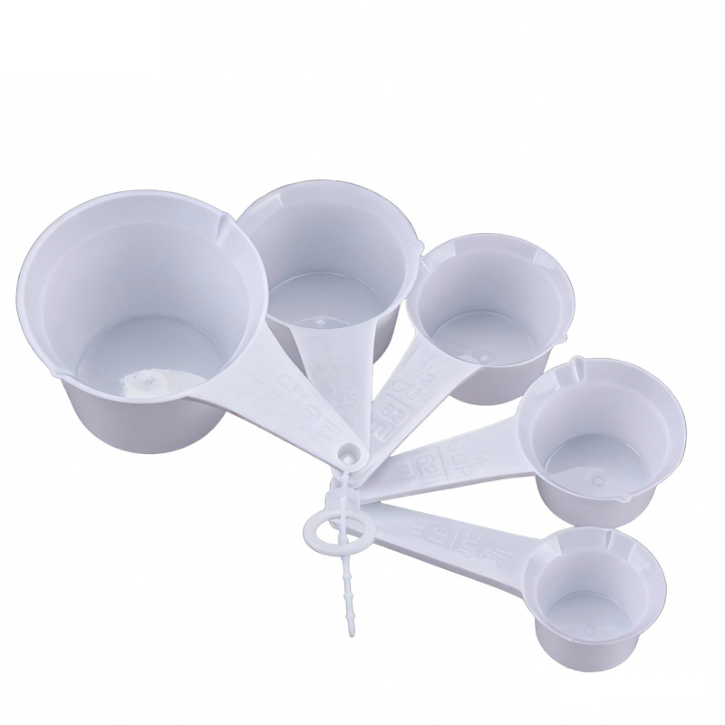 Set de 11 linguri măsurătoare din plastic alb cu scară, include linguri pentru supă, lingurițe, linguri pentru condimente și linguri pentru coacere