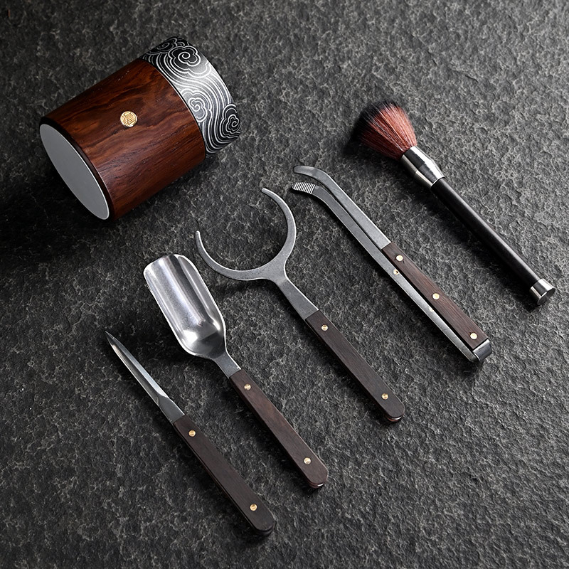 Set de ceremonie a ceaiului „Six Gentlemen“ din aluminiu spațial și lemn de abanos – accesorii de ceai pentru uz casnic de înaltă calitate