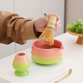 Set japonez ceramic pentru matcha, bol pentru matcha cu gradient roz și verde, cu gură și tel de bătut