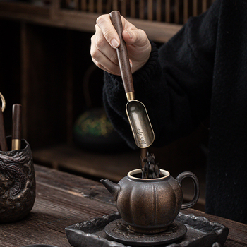 Set japonez pentru ceremonia ceaiului, cu finisaj aurit și lemn de abanos, cu șase ustensile pentru ceai (pensulă, clips, linguriță) și un set ceramic Kung Fu pentru ceai