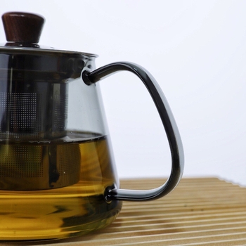 Ceainic din sticlă borosilicat rezistentă la temperaturi înalte, cu mâner din lemn și infuzor din oțel, compact pentru birou