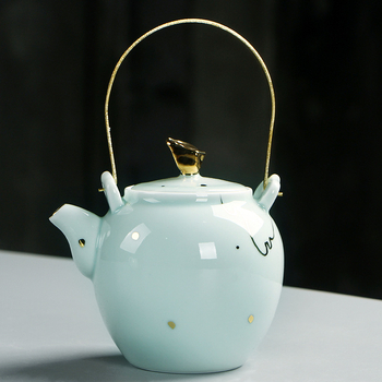 Un ceainic ceramic cu mâner de ridicare, parte a unui set de ceai în stil chinezesc, include ceașcă de ceai, design personalizabil.