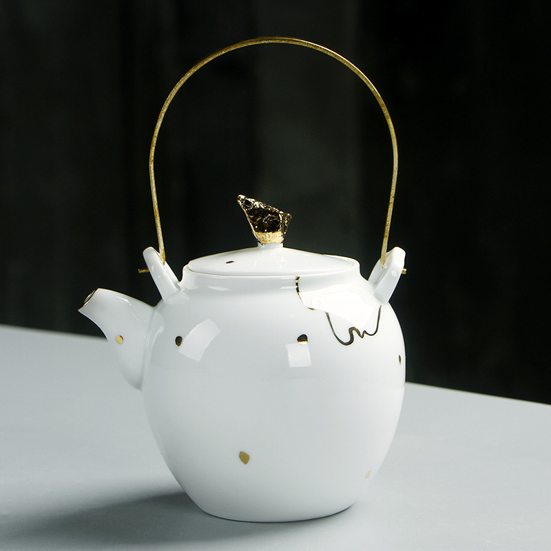 Un ceainic ceramic cu mâner de ridicare, parte a unui set de ceai în stil chinezesc, include ceașcă de ceai, design personalizabil.
