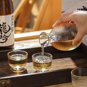 Set de sake în stil japonez, cu model ciocan, sticlă transparentă cu margine aurie, vas încălzitor și recipient pentru încălzire, 1–2 pahare mici, cutie cadou