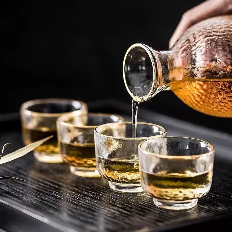 Set de sake în stil japonez, cu model ciocan, sticlă transparentă cu margine aurie, vas încălzitor și recipient pentru încălzire, 1–2 pahare mici, cutie cadou