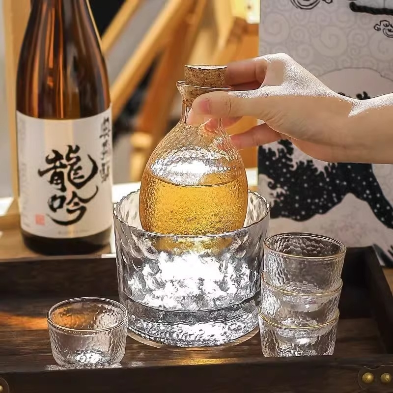 Set de sake în stil japonez, cu model ciocan, sticlă transparentă cu margine aurie, vas încălzitor și recipient pentru încălzire, 1–2 pahare mici, cutie cadou