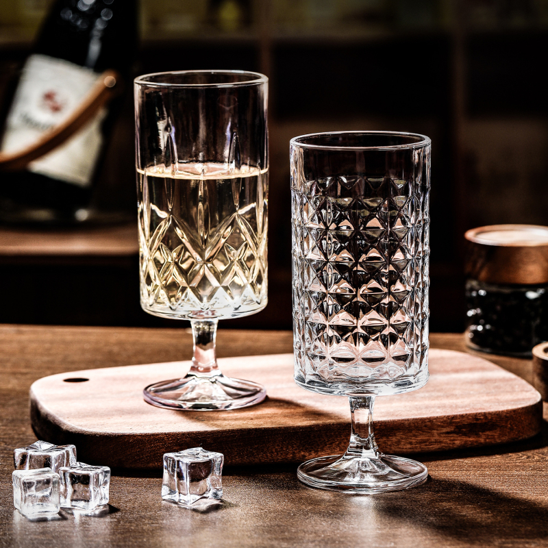 Pahar de cocktail cu picior scurt, pentru băuturi reci: bere, suc și cafea