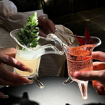 Set retro pentru lichior cu pahare mici și decantor, sticlă în stil antic pentru uz casnic