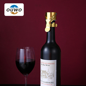 Stopper de vin din metal, formă umanoidală, finisaj auriu; sigilează sticlele de vin roșu și șampanie, păstrând prospețimea.