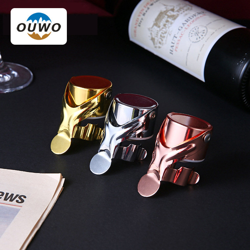 Stopper de vin din metal, formă umanoidală, finisaj auriu; sigilează sticlele de vin roșu și șampanie, păstrând prospețimea.