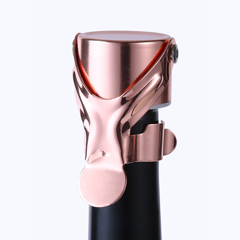 Stopper de vin din metal, formă umanoidală, finisaj auriu; sigilează sticlele de vin roșu și șampanie, păstrând prospețimea.