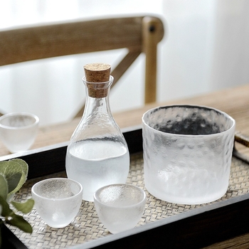 Set de sake în stil japonez cu cană din sticlă ciocănită pentru încălzire și pahare mici de sake