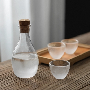 Set de sake în stil japonez cu cană din sticlă ciocănită pentru încălzire și pahare mici de sake