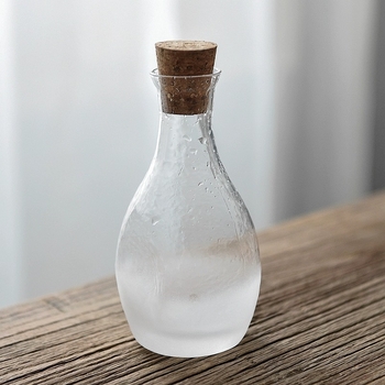 Set de sake în stil japonez cu cană din sticlă ciocănită pentru încălzire și pahare mici de sake
