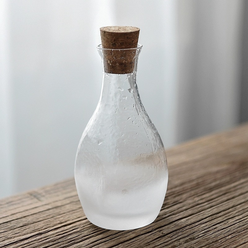 Set de sake în stil japonez cu cană din sticlă ciocănită pentru încălzire și pahare mici de sake