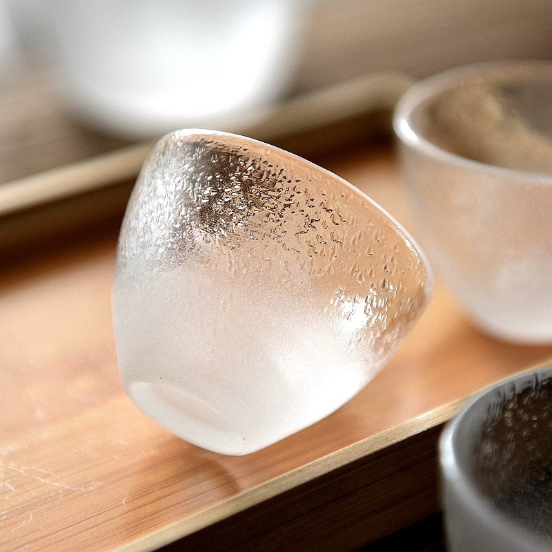 Set de sake în stil japonez cu cană din sticlă ciocănită pentru încălzire și pahare mici de sake