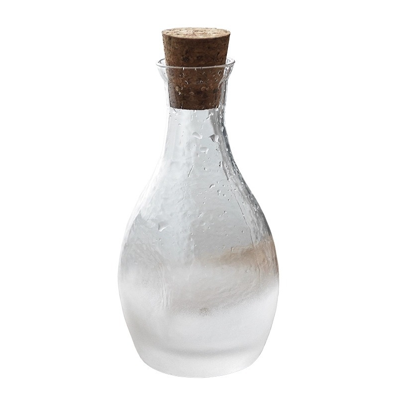 Set de sake în stil japonez cu cană din sticlă ciocănită pentru încălzire și pahare mici de sake
