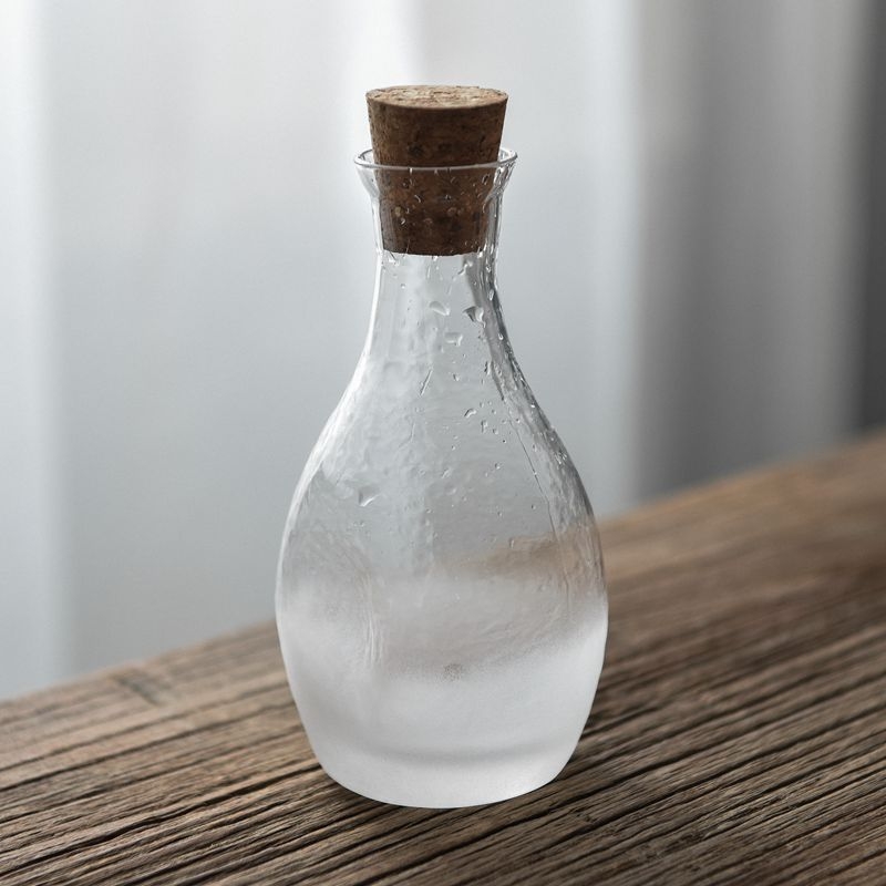 Set de sake în stil japonez cu cană din sticlă ciocănită pentru încălzire și pahare mici de sake