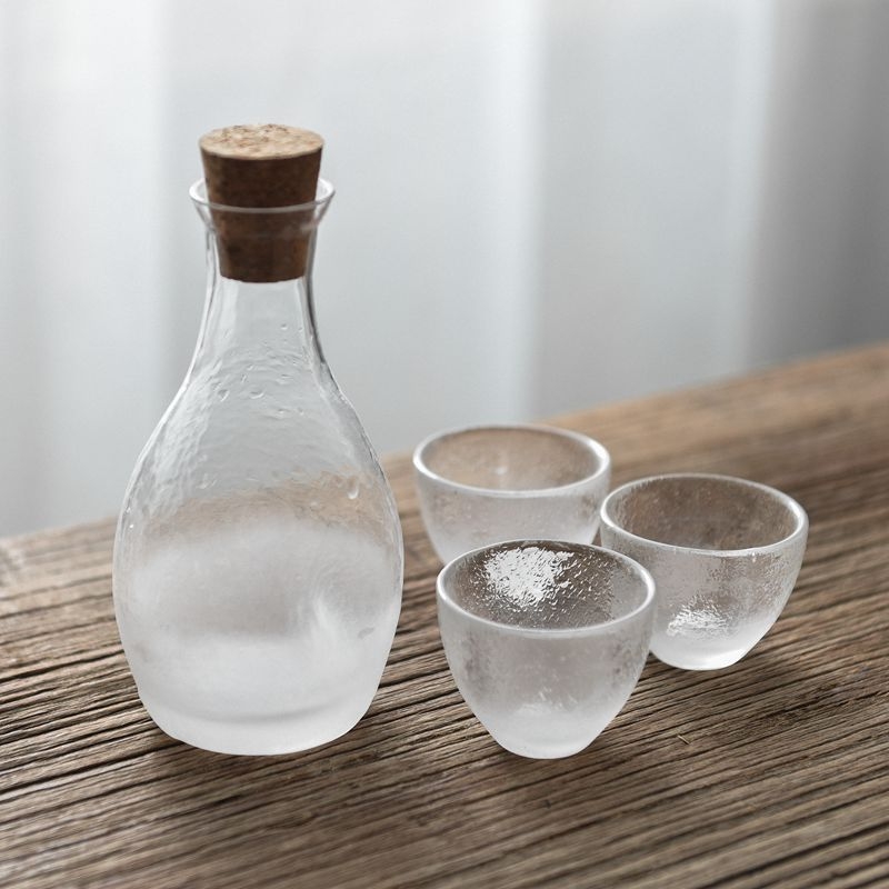 Set de sake în stil japonez cu cană din sticlă ciocănită pentru încălzire și pahare mici de sake