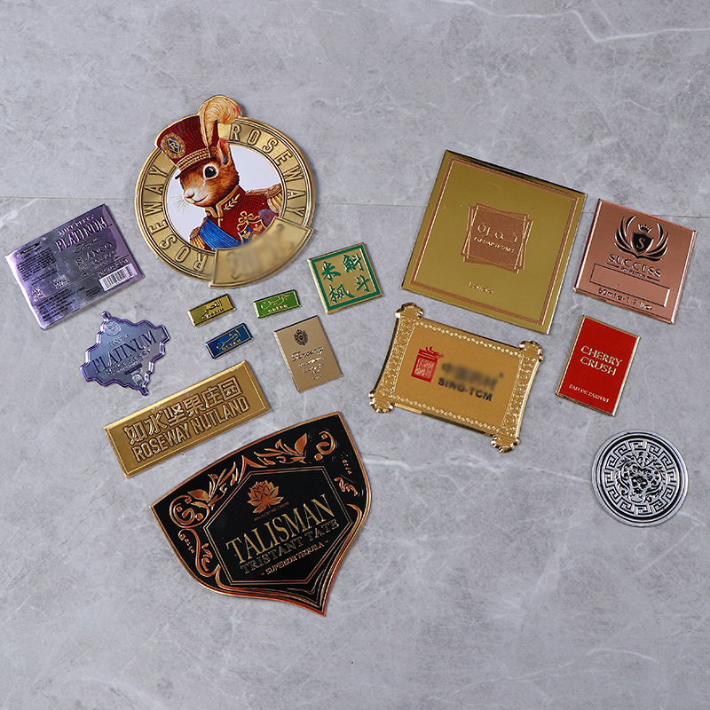 Etichetă metalică personalizată pentru parfumuri și produse cosmetice — aliaj de aluminiu, sticlă curbată, etichetă din alamă vintage
