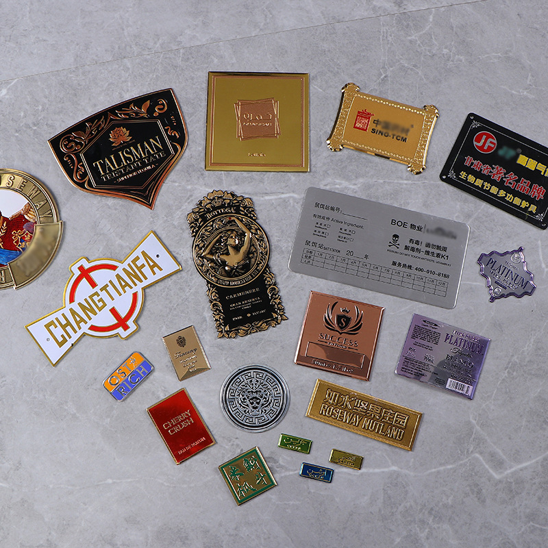 Etichetă metalică personalizată pentru parfumuri și produse cosmetice — aliaj de aluminiu, sticlă curbată, etichetă din alamă vintage